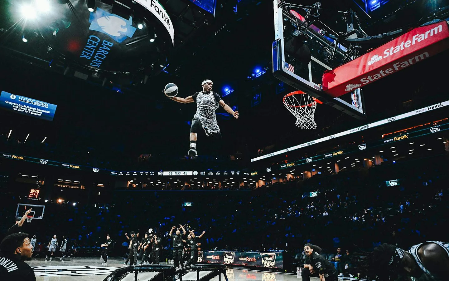 Basketball‑Action unter dem Korb im Barclays Center