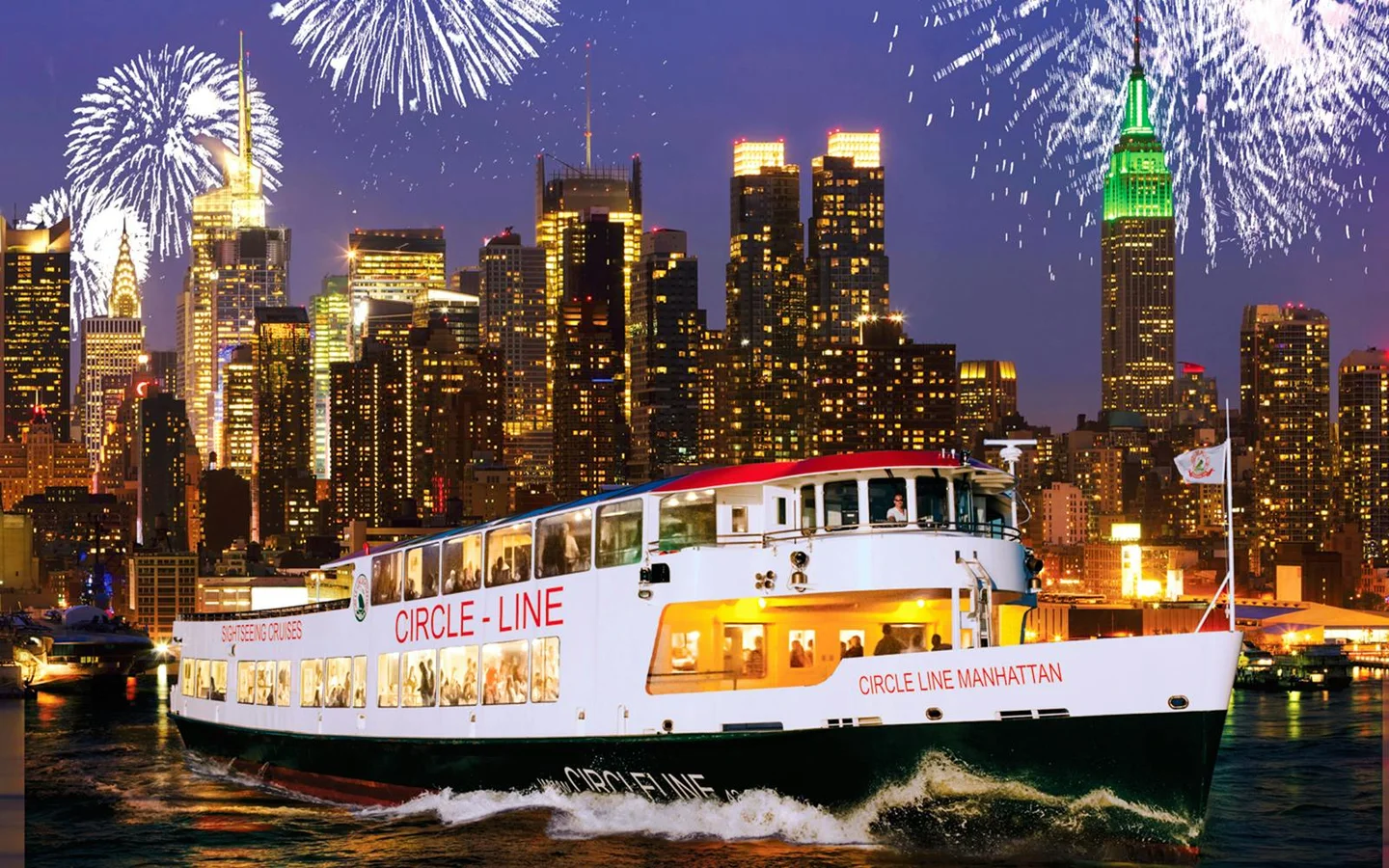 Circle‑Line‑Schiff mit New‑York‑Skyline und feierlichen Feuerwerk‑Bildern