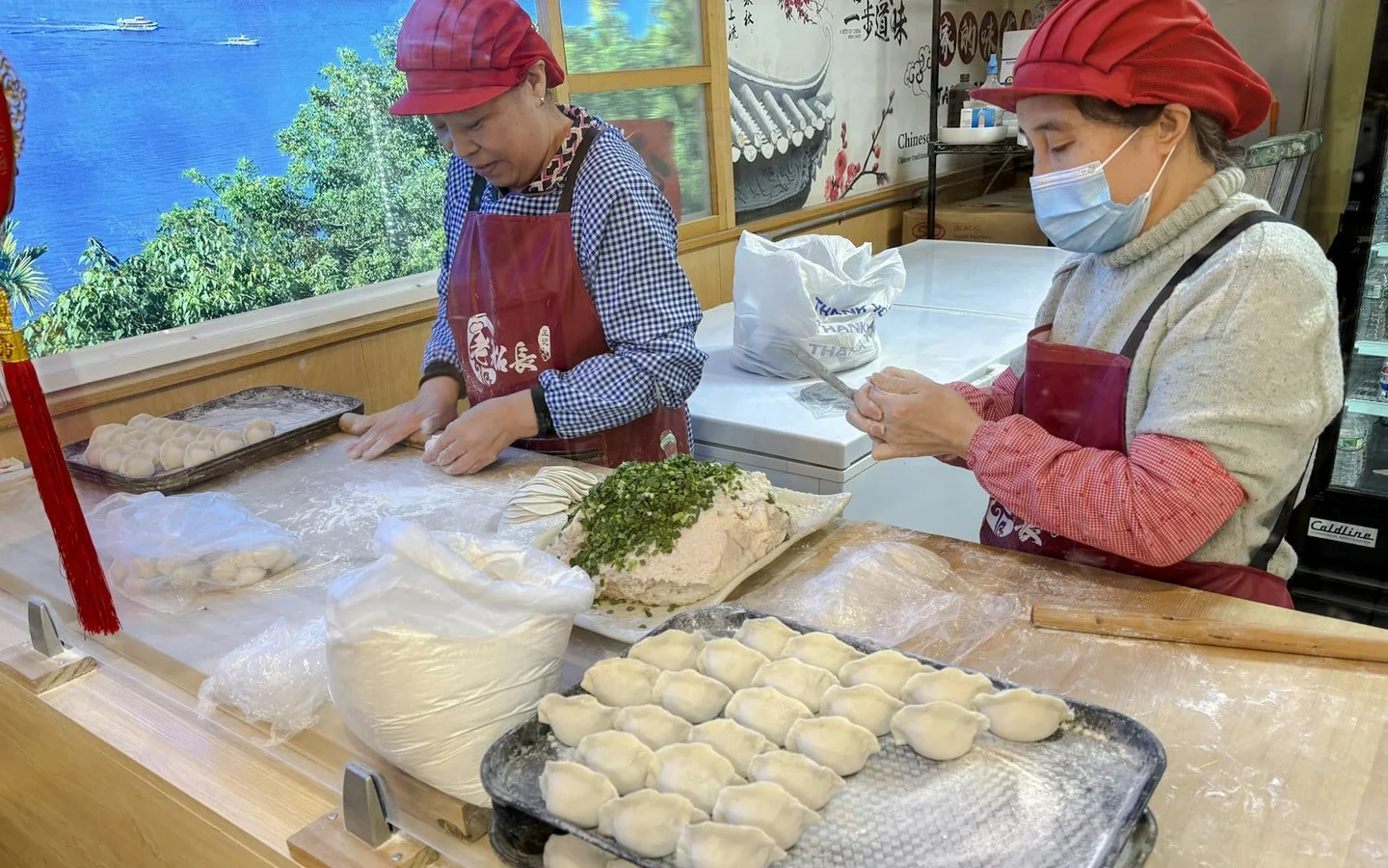 Raviolis préparés à la main dans un commerce alimentaire de Flushing