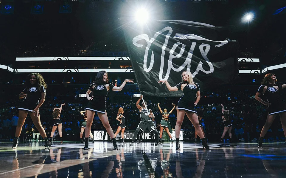Brooklyn Nets-Flagge und Unterhaltung auf dem Spielfeld