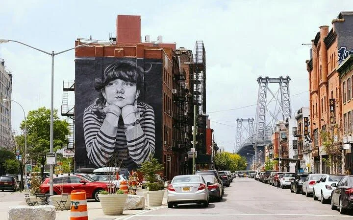 Großes Street‑Art‑Porträt an einem Gebäude in Williamsburg