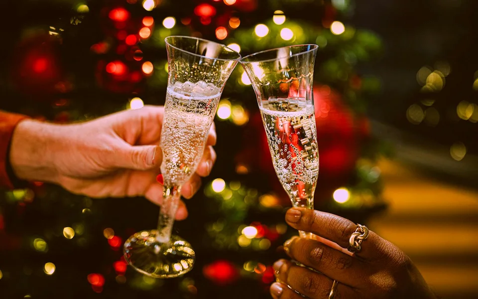 Gäste heben Gläser für einen festlichen Toast