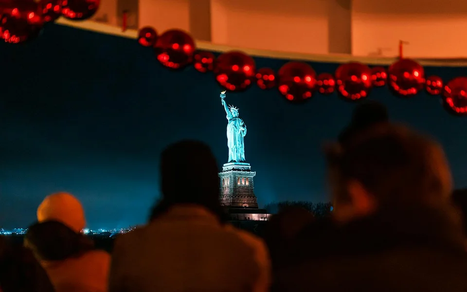 Freiheitsstatue aus einer festlichen Kreuzfahrtkabine gesehen
