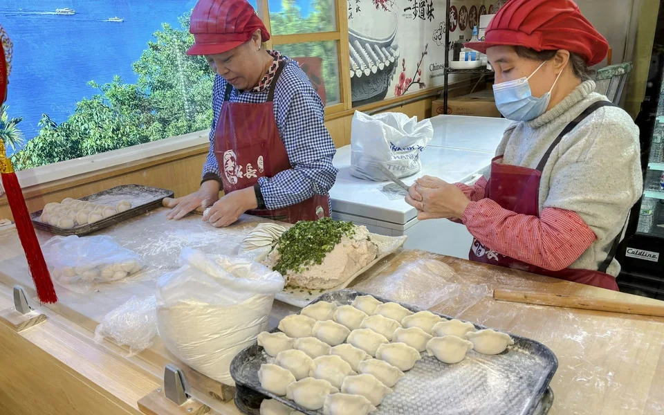 Raviolis préparés à la main dans un commerce alimentaire de Flushing