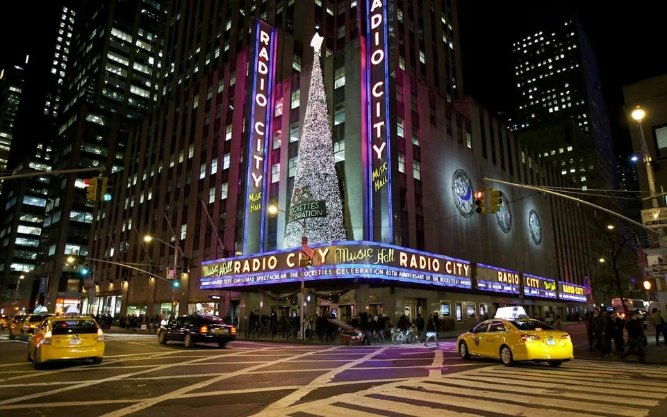 Radio City Music Hall bei Nacht beleuchtet