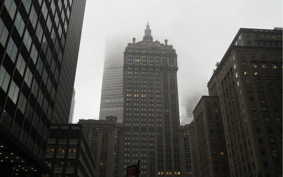 Architektur von Midtown Manhattan unter einem bewölkten Himmel