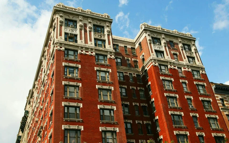 Historisches Backsteingebäude auf einer New‑York‑Wanderroute
