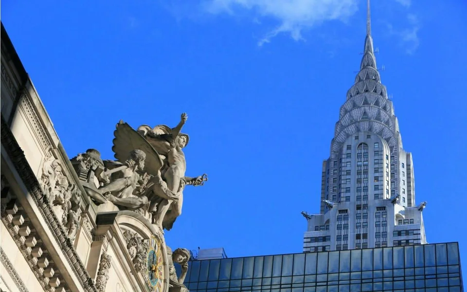 Chrysler Building, das über der umliegenden Architektur emporragt