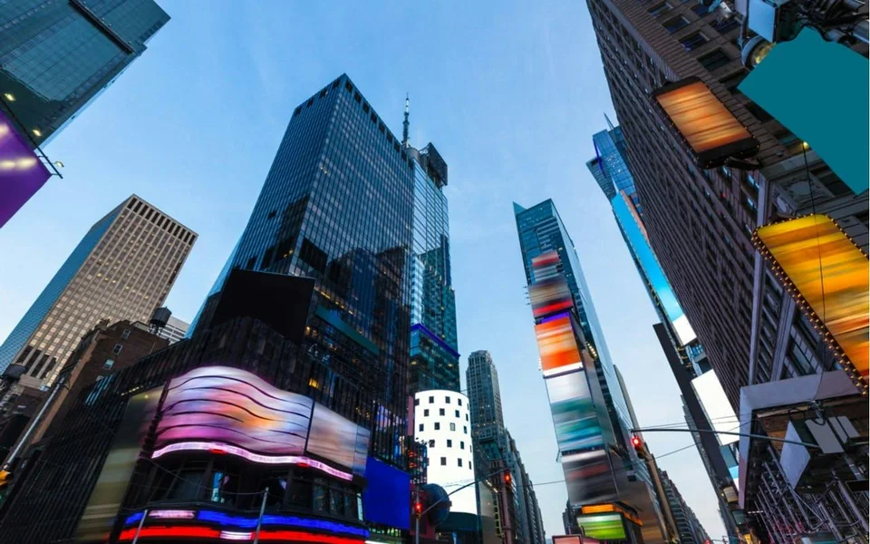 Billboards am Times Square und Gebäude im Midtown Manhattan
