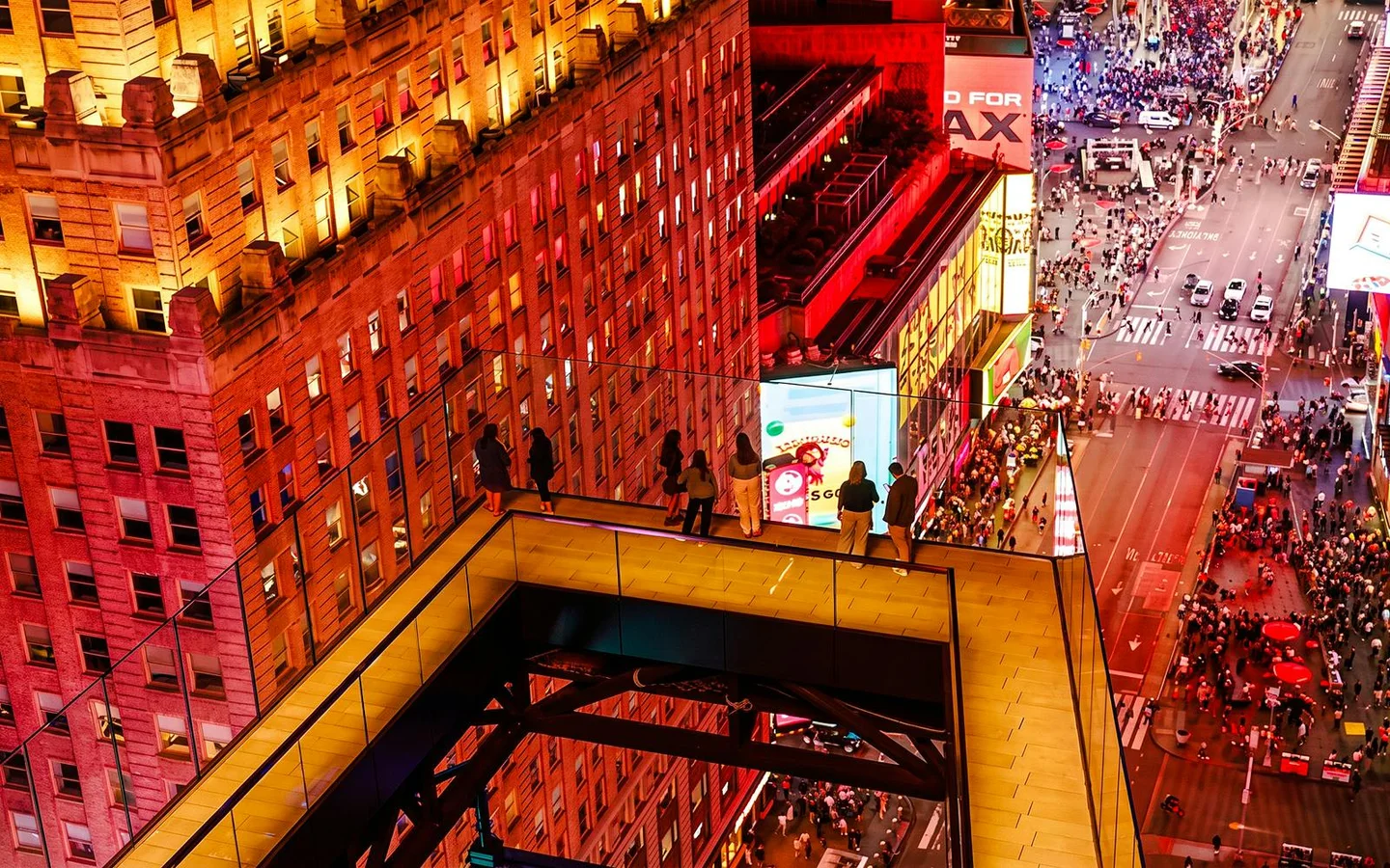 Straßen des Times Square, gesehen von der Glaskonstruktion im One Times Square